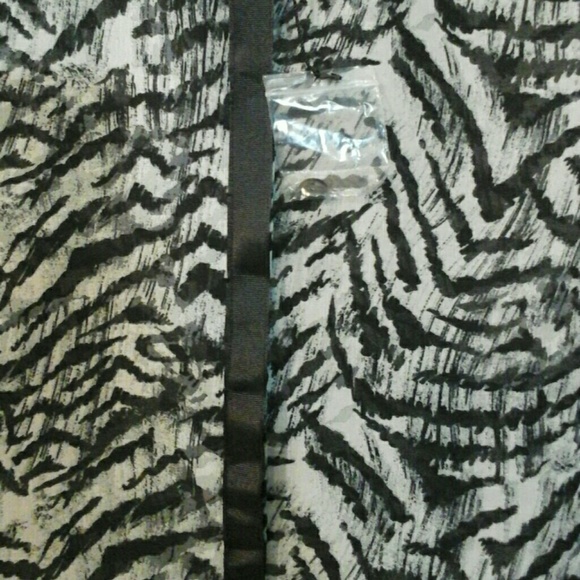 Nwot Kardashian kollection blouse - Picture 3 of 4